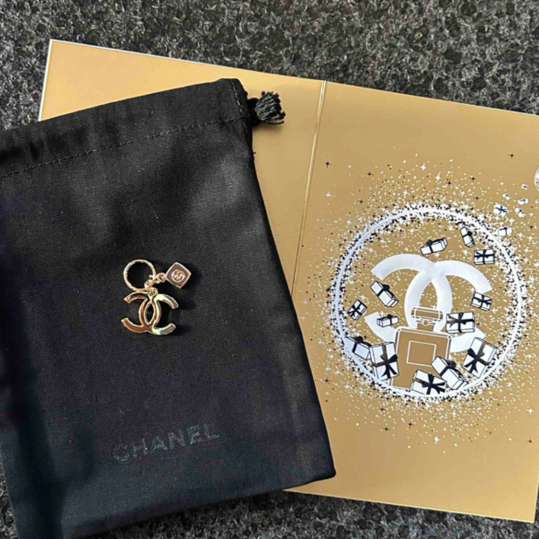 CHANEL(シャネル)のCHANEL シャネル 2023  ホリデー限定チャーム CCロゴ＆ミニ巾着 エンタメ/ホビーのコレクション(ノベルティグッズ)の商品写真