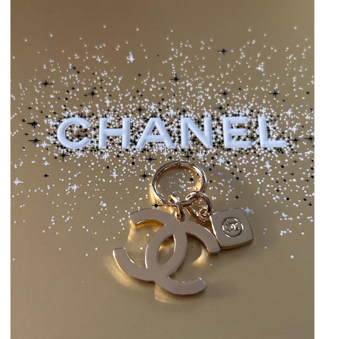 CHANEL(シャネル)のCHANEL シャネル 2023  ホリデー限定チャーム CCロゴ＆ミニ巾着 エンタメ/ホビーのコレクション(ノベルティグッズ)の商品写真