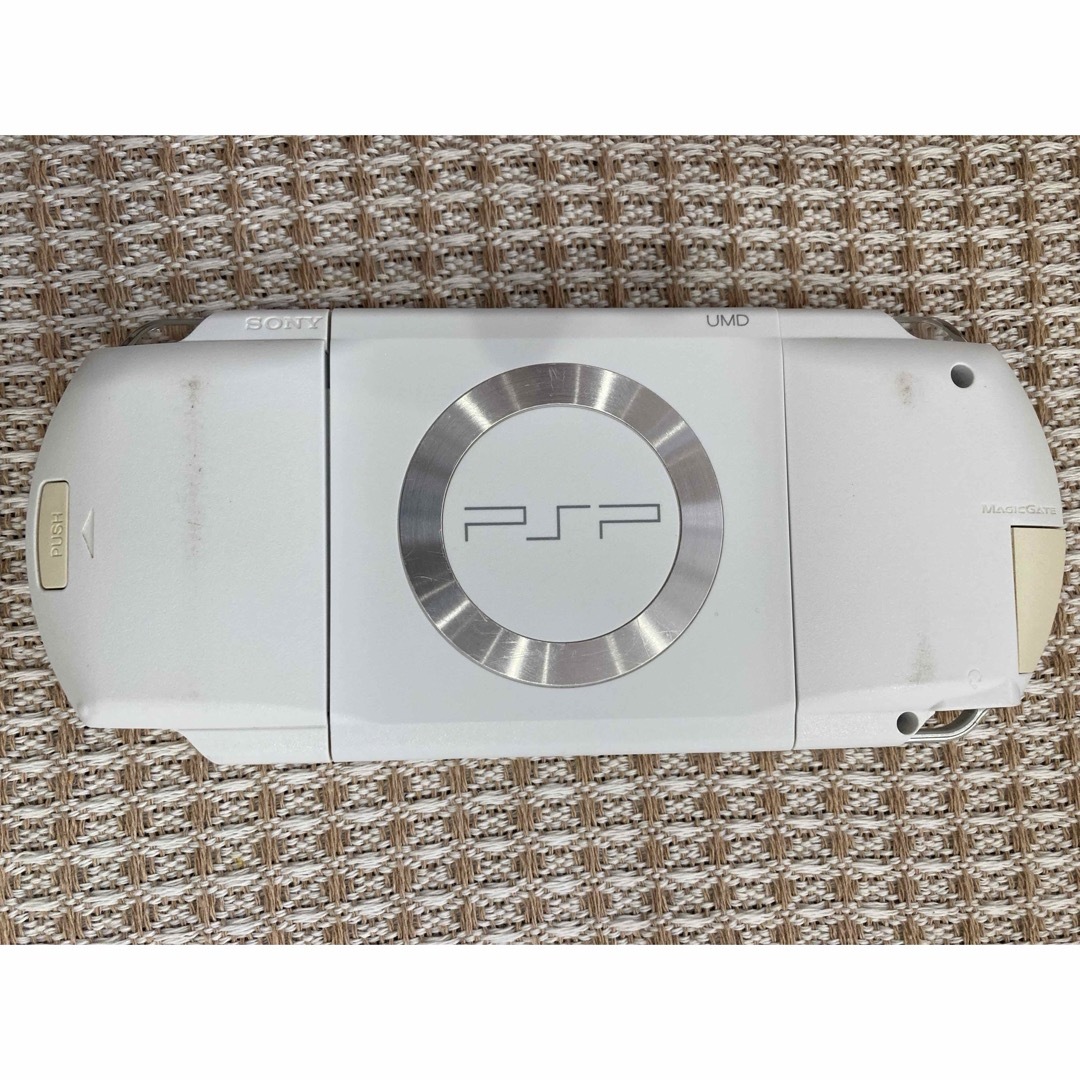 SONY(ソニー)のPSP 本体　ディスク1つ エンタメ/ホビーのゲームソフト/ゲーム機本体(携帯用ゲーム機本体)の商品写真