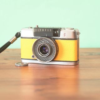 オリンパス(OLYMPUS)の完動品◎オリンパス PEN-EES イエロー コンパクト ハーフ フィルムカメラ(フィルムカメラ)