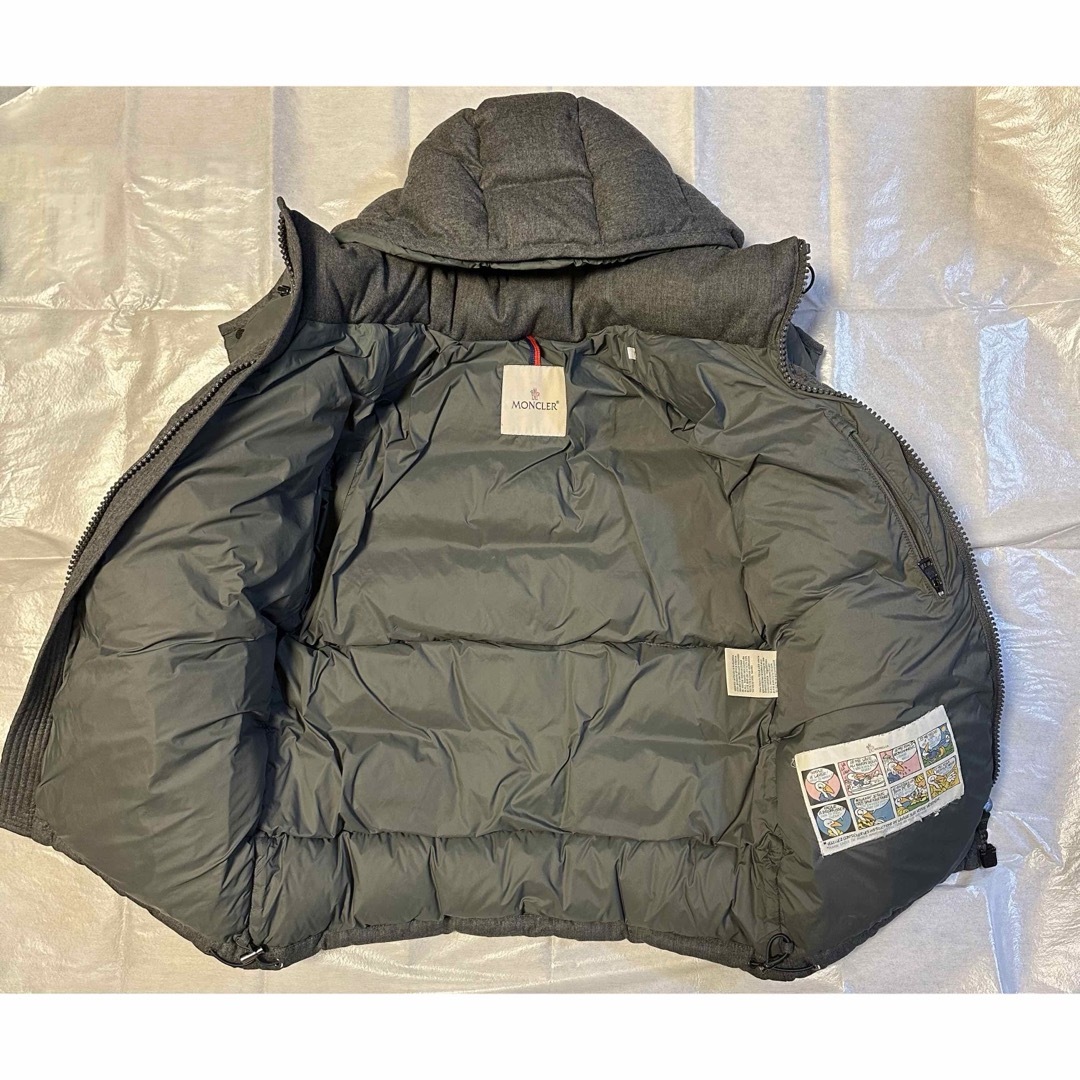 MONCLER(モンクレール)のモンジュネーブル　ダウン　モンクレール　グレー　 メンズのジャケット/アウター(ダウンジャケット)の商品写真