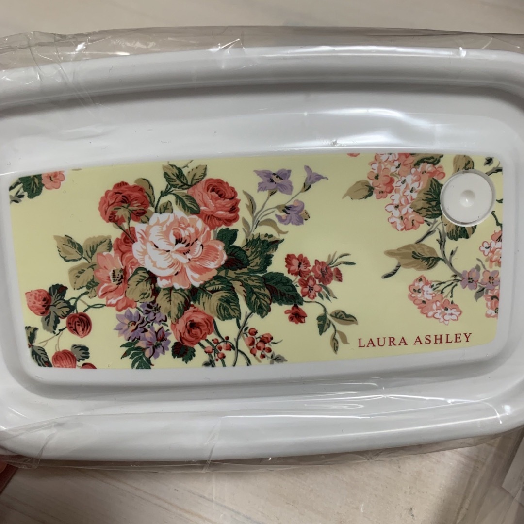 LAURA ASHLEY(ローラアシュレイ)の【新品未使用】ローラアシュレイ  ランチケース・水筒 インテリア/住まい/日用品のキッチン/食器(弁当用品)の商品写真