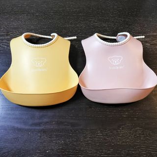 ベビービョルン(BABYBJORN)のベビービョルン　スタイ　ベビー　エプロン　ピンク　イエロー BABYBJORN(お食事エプロン)