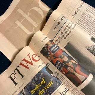 英字新聞FT サーモンピンク色　　　　　　　　18頁(見開き4枚＋半裁1枚)(印刷物)