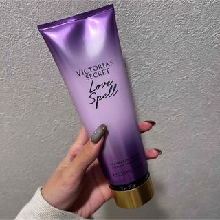 ヴィクトリアズシークレット(Victoria's Secret)の新品未使用　ヴィクトリアズシークレット　ボディクリーム　236ml (ボディクリーム)