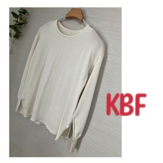 ケービーエフ(KBF)の美品　KBf アウトリンキングスリットニット(ニット/セーター)