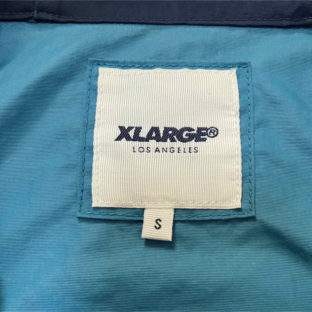 XLARGE(エクストララージ)の【XLARGE】エクストララージ フーデッドナイロンJKT ビッグロゴプリント メンズのジャケット/アウター(ナイロンジャケット)の商品写真