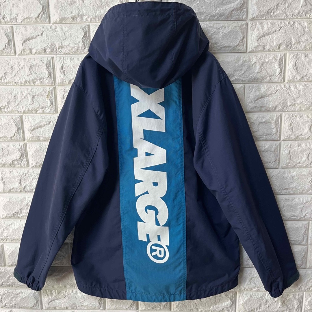 XLARGE(エクストララージ)の【XLARGE】エクストララージ フーデッドナイロンJKT ビッグロゴプリント メンズのジャケット/アウター(ナイロンジャケット)の商品写真