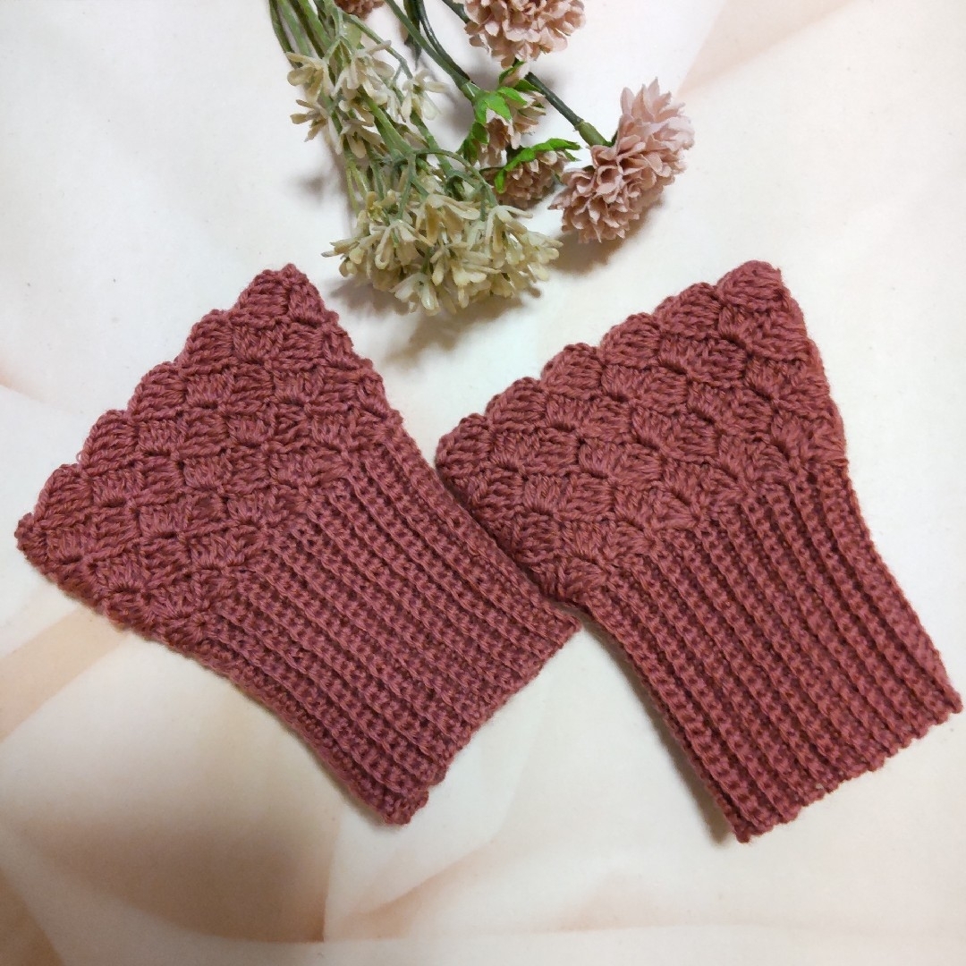 手編み　スタイリッシュなリストウォーマーD ハンドメイドのファッション小物(手袋)の商品写真