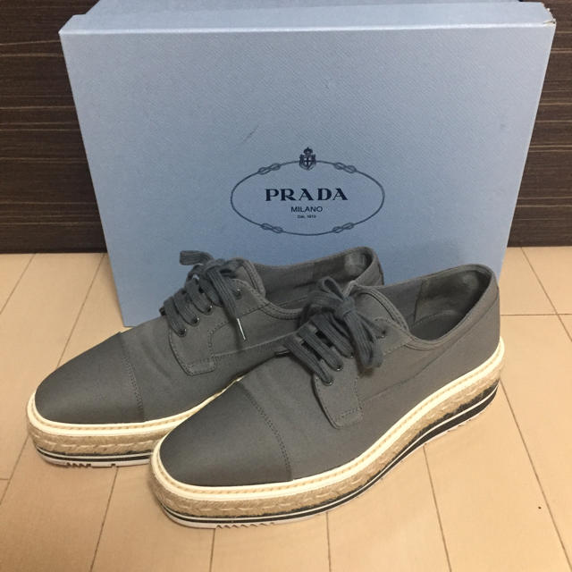 PRADA(プラダ)の値下げしました‼︎PRADA プラダ 大人気 レースアップシューズ グレー385 レディースの靴/シューズ(ローファー/革靴)の商品写真