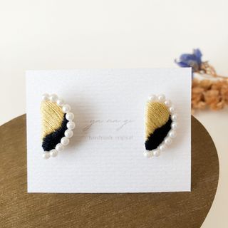 刺繍の三日月パールピアス/イヤリング(イエロー×ネイビー) サージカルステンレス(ピアス)