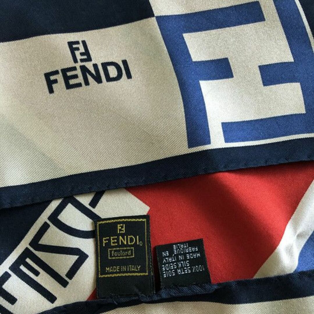 美品　イタリア製　FENDI　フェンディ　人気柄＆シルクスカーフ（E11ｃ）
