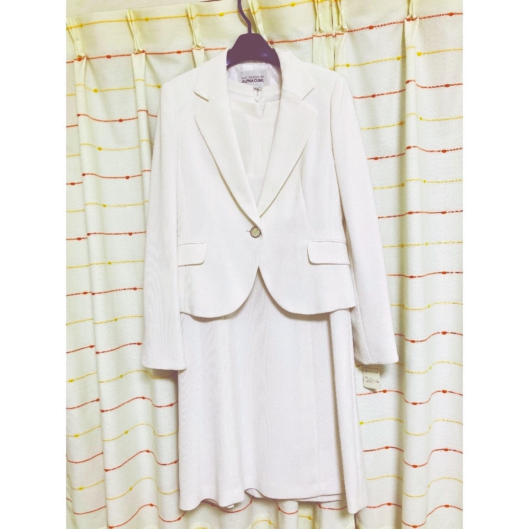 ALPHA CUBIC(アルファキュービック)の入学式スーツ 白 ホワイト 9号 レディースのフォーマル/ドレス(スーツ)の商品写真