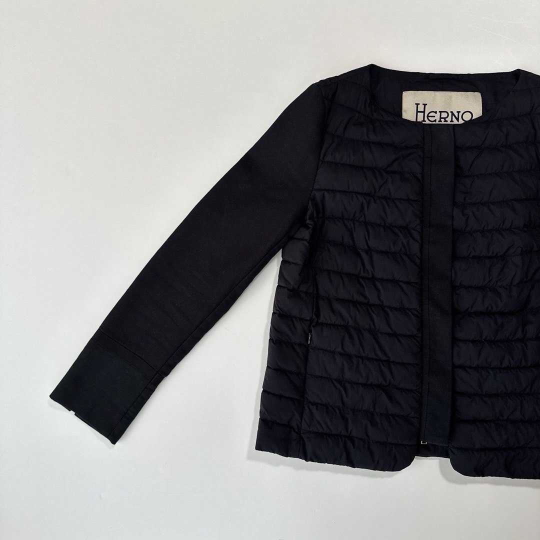 HERNO(ヘルノ)美品ノーカラー黒 40 - ダウンコート HERNO(ヘルノ)美品ノーカラー黒 40 - ダウンコート