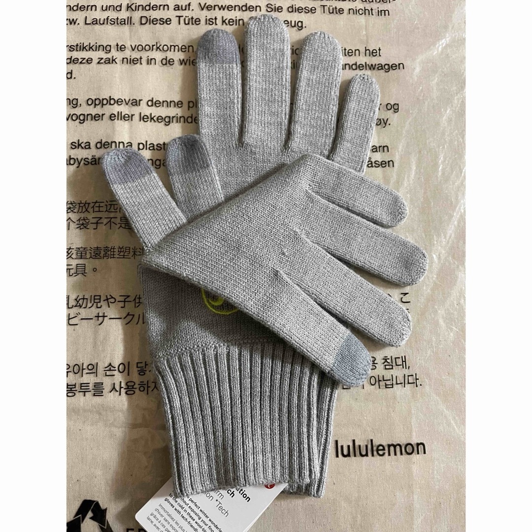 lululemon(ルルレモン)の新品ルルレモンWarm Revelation Gloves *Tech（グレー） レディースのファッション小物(手袋)の商品写真