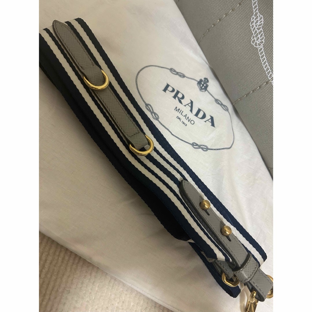 PRADA(プラダ)のPLADA♡レアカナパS♡グレー✖️ボーダー美品 レディースのバッグ(ハンドバッグ)の商品写真