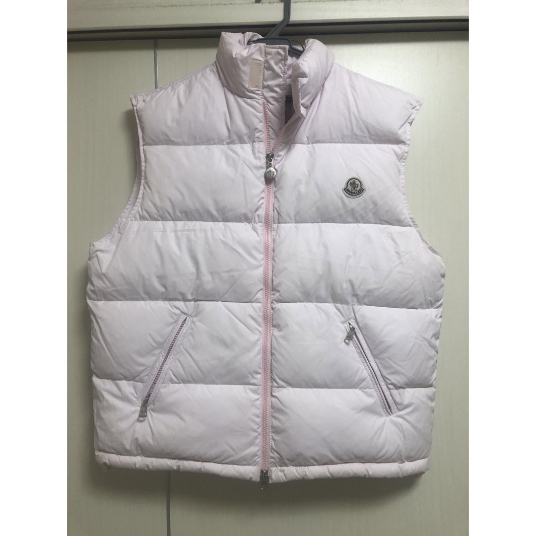 MONCLER(モンクレール)の【aki様専用】モンクレール　ダウンベスト　さくら色 レディースのジャケット/アウター(ダウンベスト)の商品写真