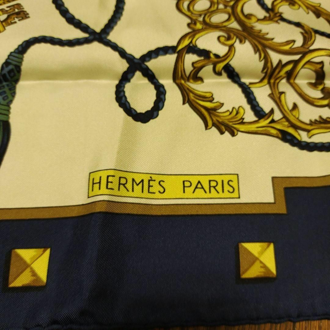 Hermes(エルメス)の2129超美品　エルメス　スカーフ　大人気90カレ　最高級シルク100　鍵　厚手 レディースのファッション小物(バンダナ/スカーフ)の商品写真