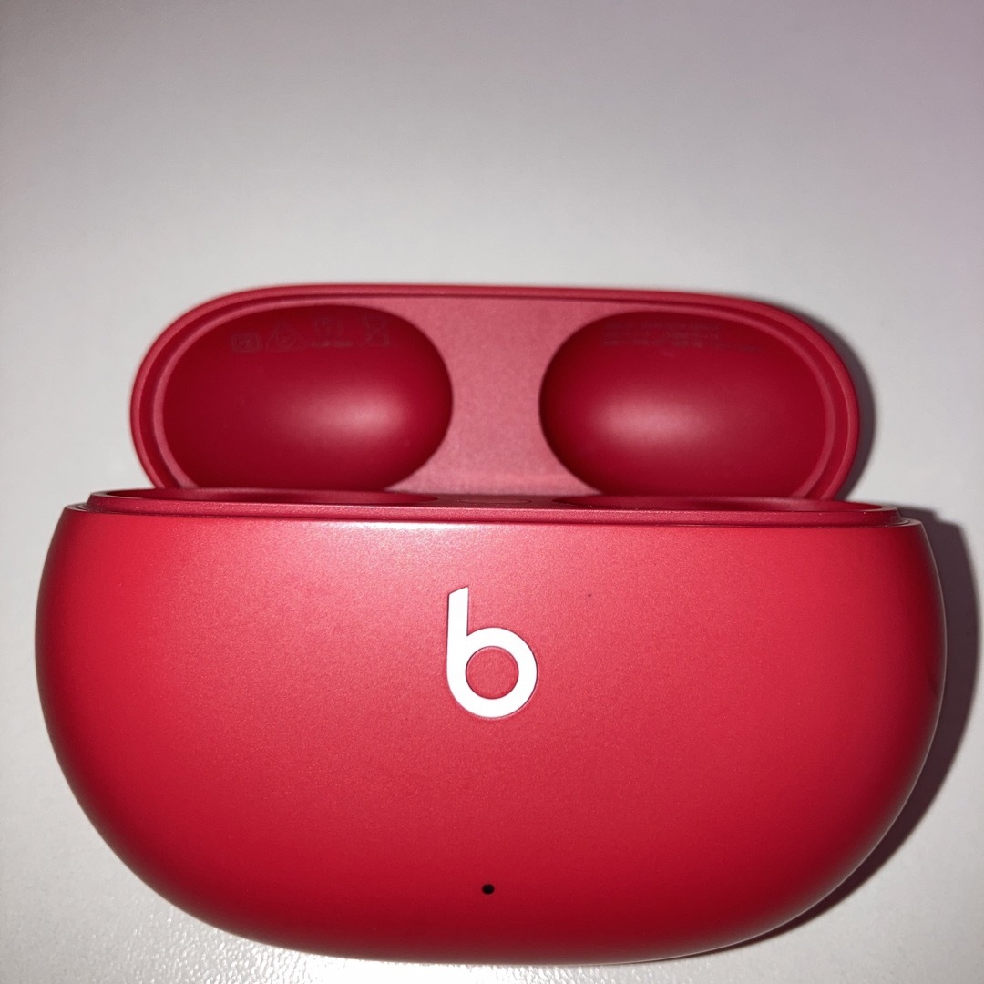 Beats by Dr Dre(ビーツバイドクタードレ)の超美品　Beats  Studio Buds 充電ケースのみ　充電器　レッド スマホ/家電/カメラのオーディオ機器(ヘッドフォン/イヤフォン)の商品写真