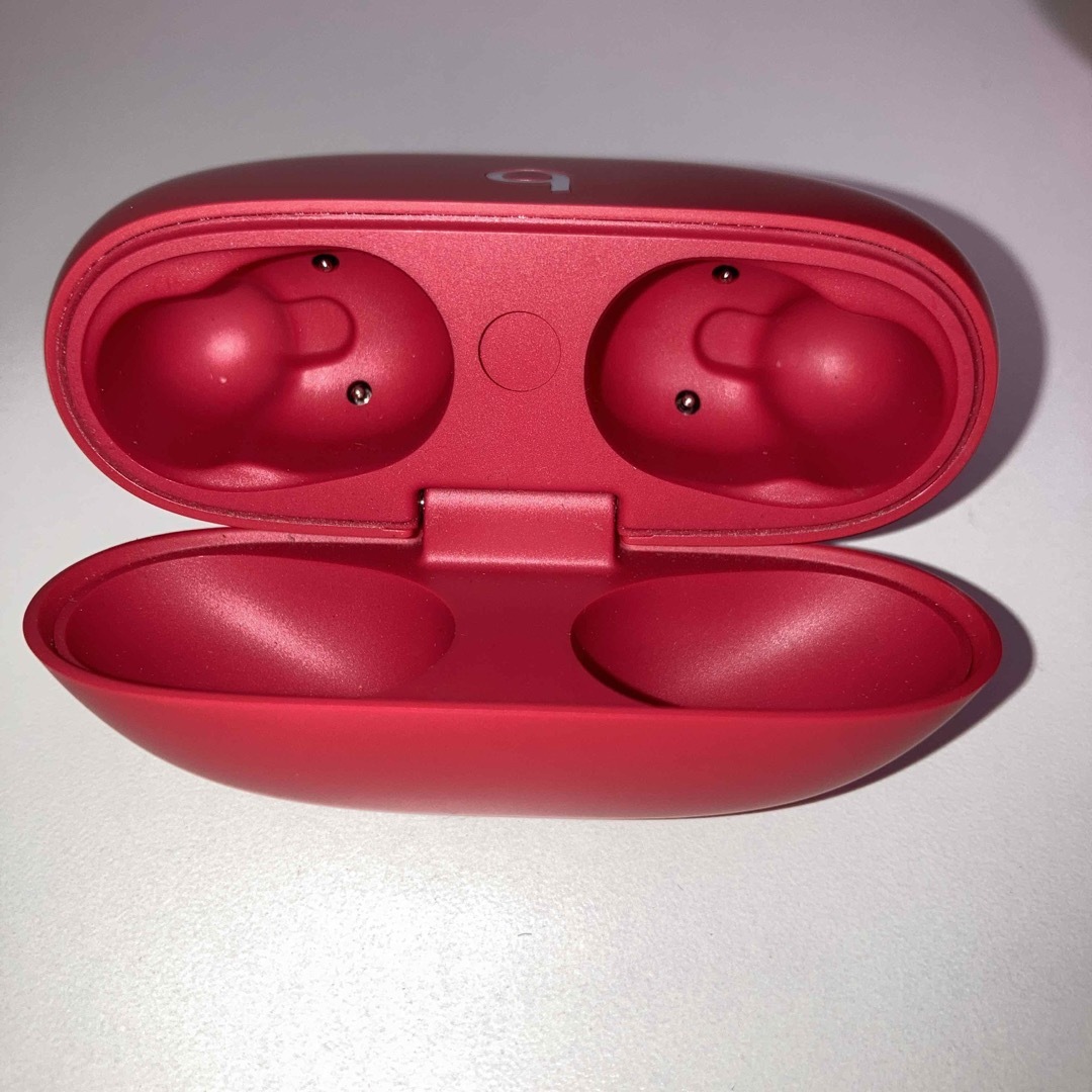 Beats by Dr Dre(ビーツバイドクタードレ)の超美品　Beats  Studio Buds 充電ケースのみ　充電器　レッド スマホ/家電/カメラのオーディオ機器(ヘッドフォン/イヤフォン)の商品写真