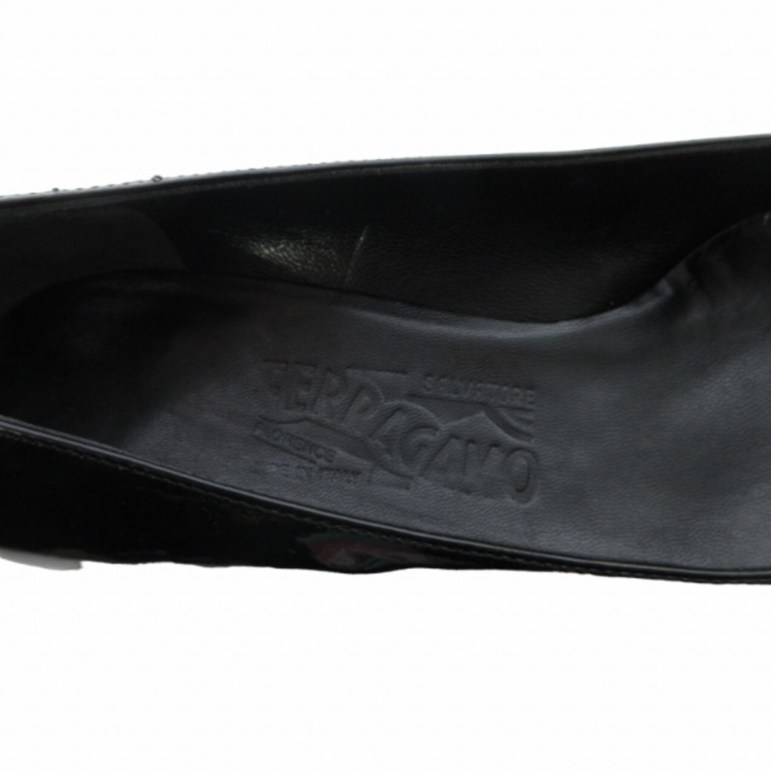 Salvatore Ferragamo(サルヴァトーレフェラガモ)のサルヴァトーレフェラガモ ヴァラリボン エナメル パテント パンプス 24.5 レディースの靴/シューズ(ハイヒール/パンプス)の商品写真