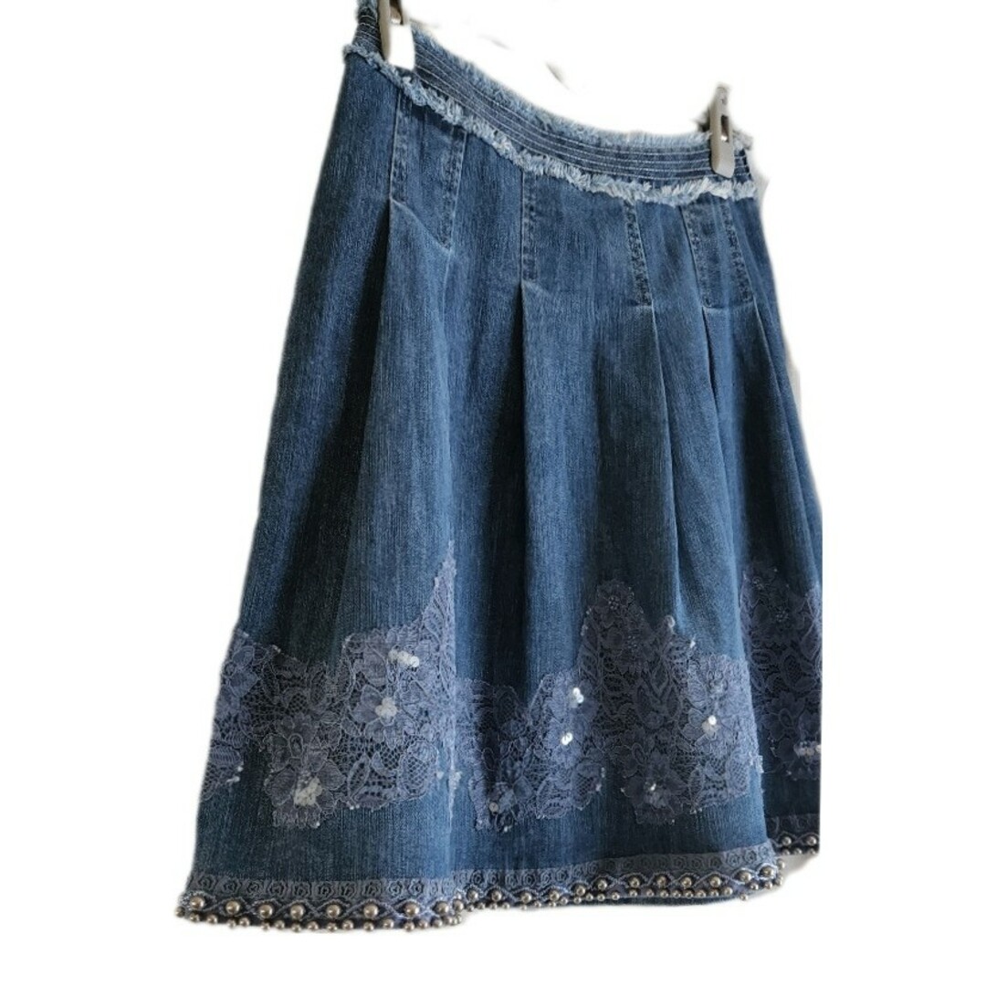 TO BE CHIC(トゥービーシック)の大変美品　TO BE CHIC  飾りいっぱいの可愛いデニムスカート レディースのスカート(ひざ丈スカート)の商品写真