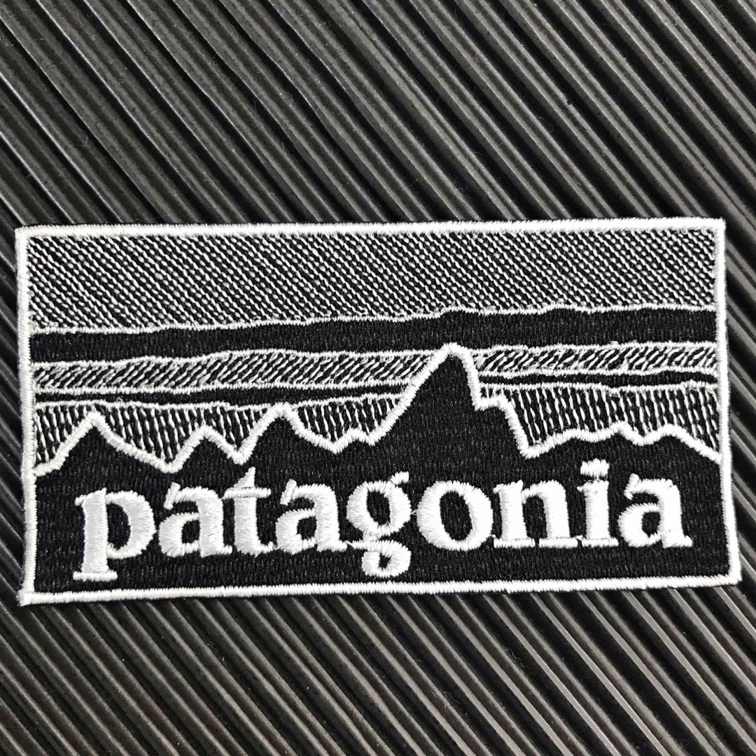 patagonia(パタゴニア)の90×48mm PATAGONIAフィッツロイ モノクロアイロンワッペン -72 ハンドメイドの素材/材料(各種パーツ)の商品写真