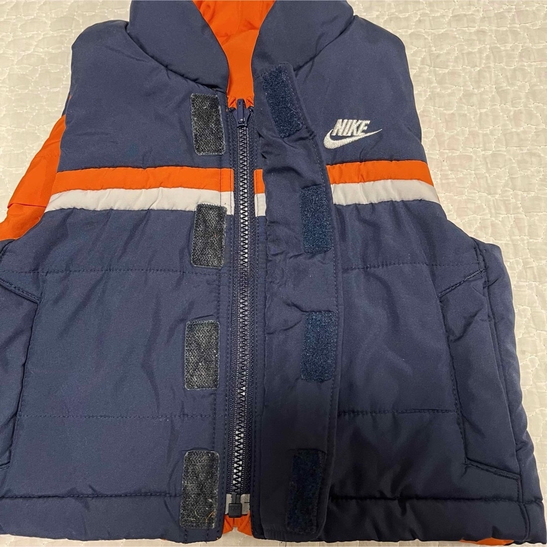 NIKE(ナイキ)のNIKE キッズベスト リバーシブル ネイビー×オレンジ 90cm キッズ/ベビー/マタニティのキッズ服男の子用(90cm~)(ジャケット/上着)の商品写真