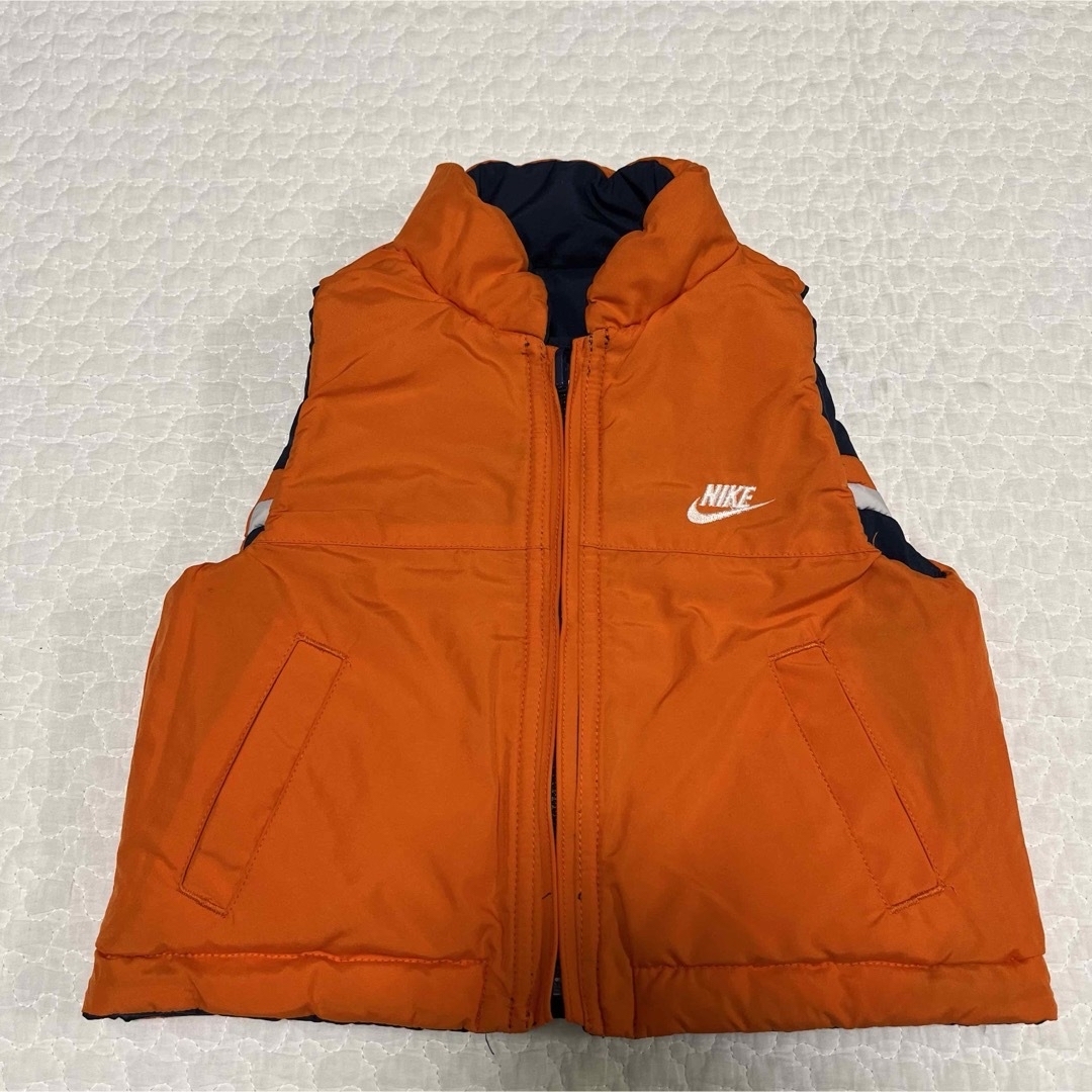 NIKE(ナイキ)のNIKE キッズベスト リバーシブル ネイビー×オレンジ 90cm キッズ/ベビー/マタニティのキッズ服男の子用(90cm~)(ジャケット/上着)の商品写真