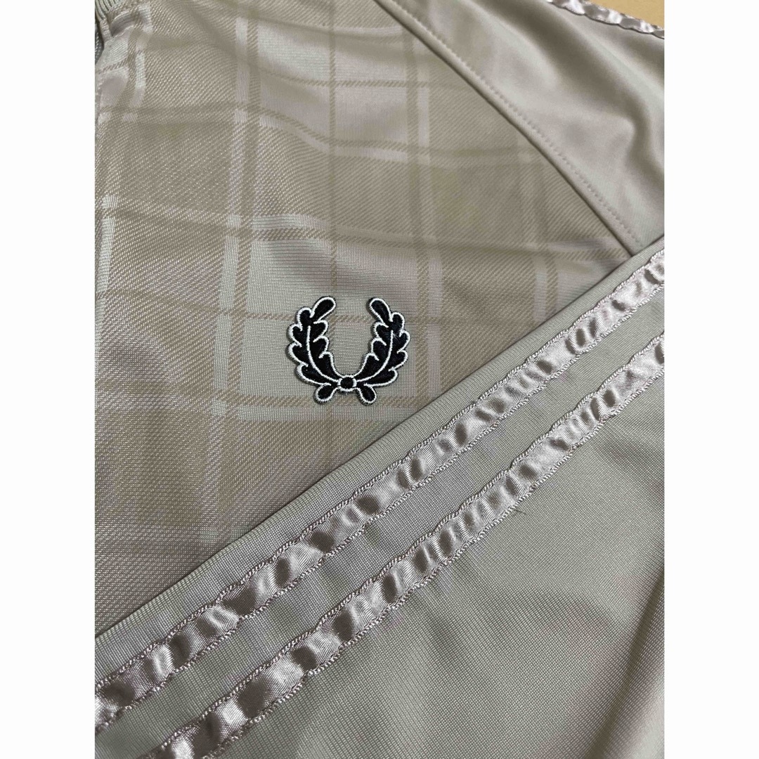 FRED PERRY - 美品 L】フレッドペリー刺繍トラックジャケット FRED PERRY - 美品 L】フレッドペリー刺繍トラックジャケット