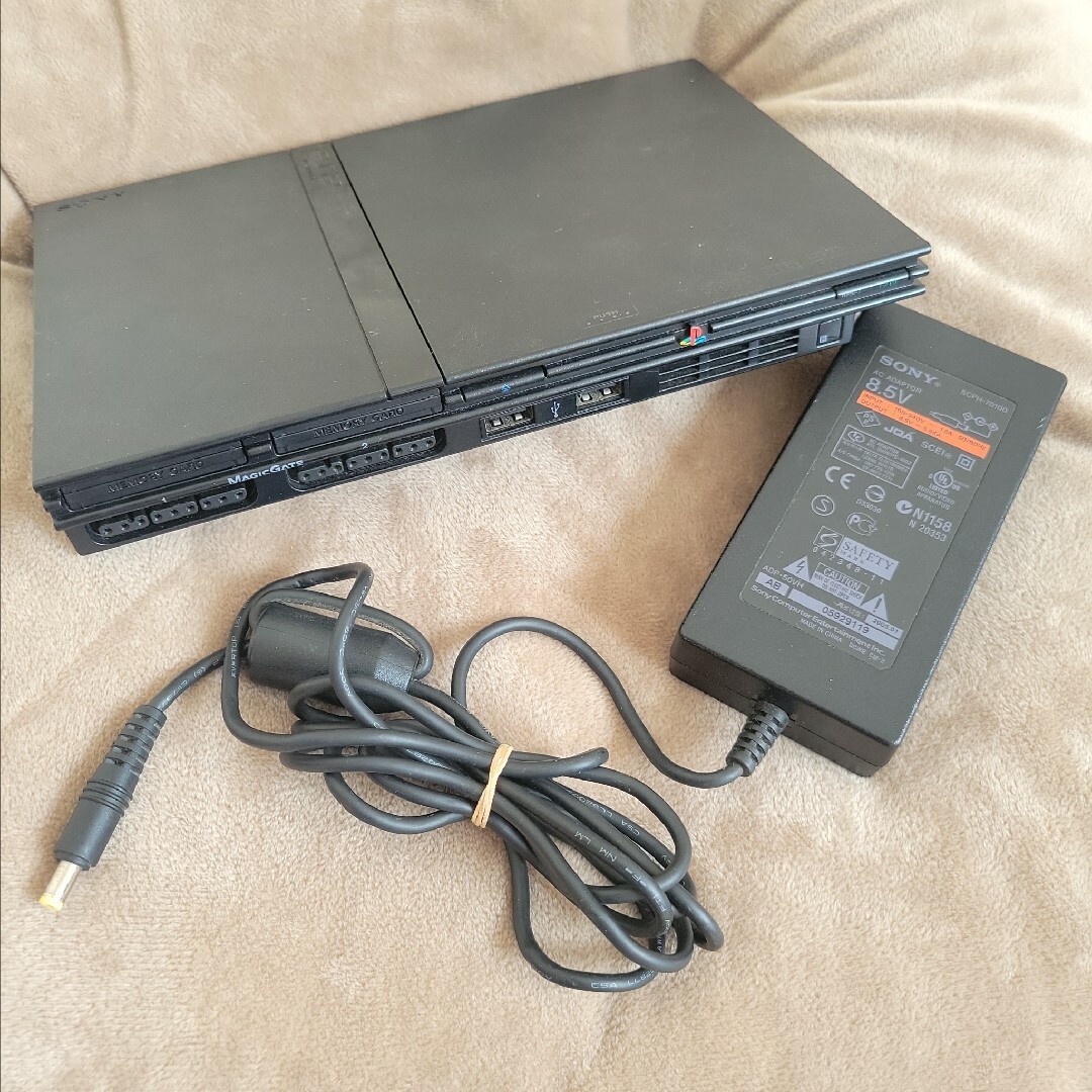 PlayStation2(プレイステーション2)のジャンク プレイステーション2 薄型 SCPH-70000 エンタメ/ホビーのゲームソフト/ゲーム機本体(家庭用ゲーム機本体)の商品写真