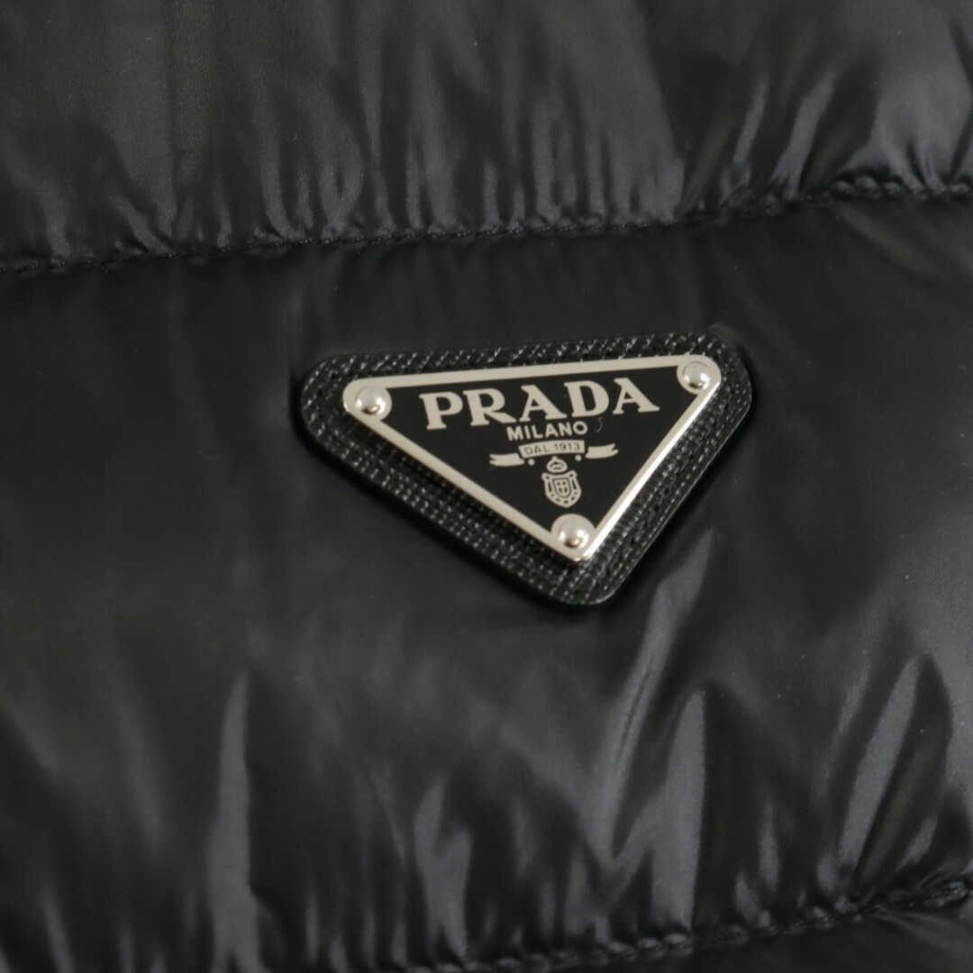 PRADA(プラダ)のPRADA プラダ 20SS シルバーロゴプレート ナイロンダウンベスト SGA482 R151 AR0 ブラック メンズのジャケット/アウター(ダウンベスト)の商品写真