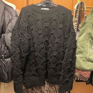 ザラ(ZARA)のZARA♡ボンボンニット黒サイドボタン美品S(ニット/セーター)