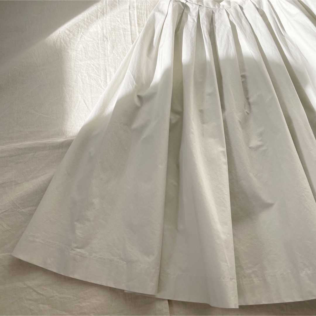 Whim Gazette(ウィムガゼット)のWhim Gazetteウィムガゼット ホワイトコットンタックフレアスカート レディースのスカート(ひざ丈スカート)の商品写真