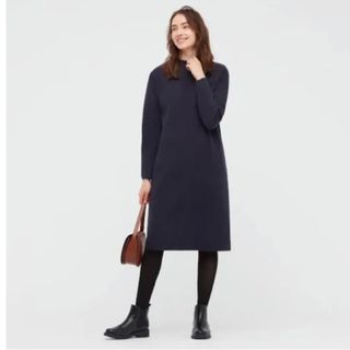 ユニクロ(UNIQLO)のユニクロ　スフレヤーンボートネックワンピース　ネイビー　Mサイズ(ひざ丈ワンピース)