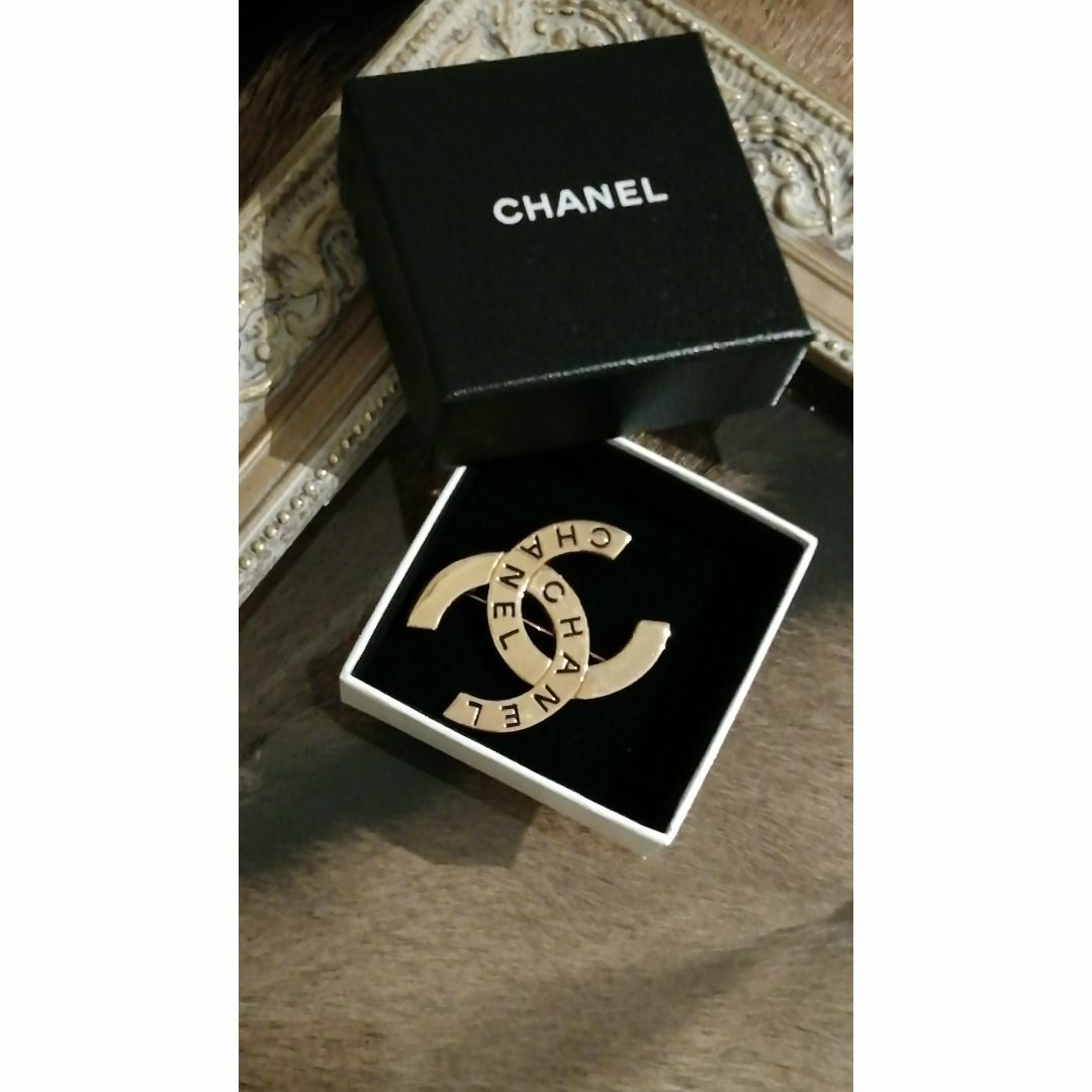 CHANEL(シャネル)の正規品　CHANEL　シャネル　ブローチ　刻印あり　本物保証 レディースのアクセサリー(ブローチ/コサージュ)の商品写真