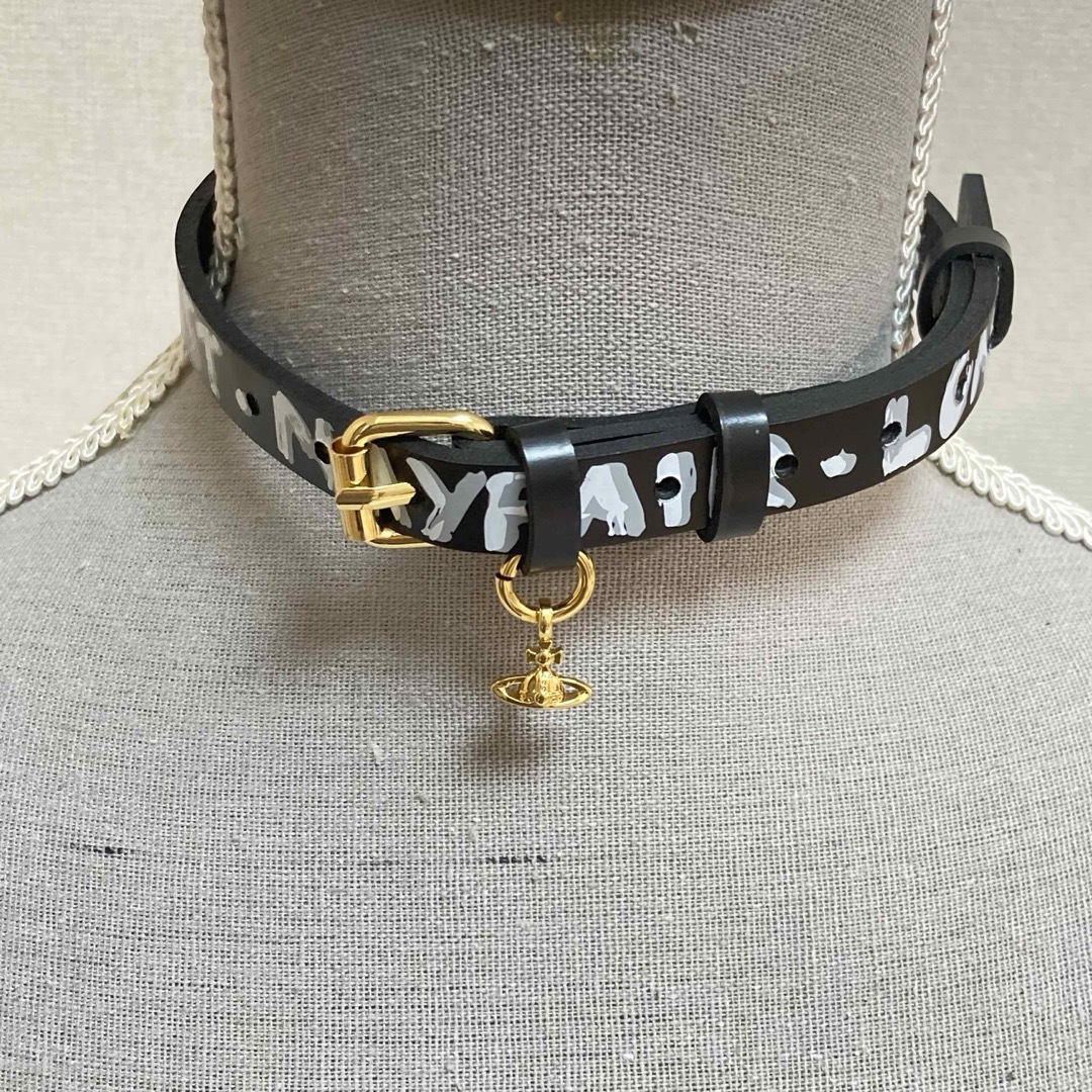 Vivienne Westwood(ヴィヴィアンウエストウッド)のヴィヴィアン　英字チョーカー　ゴールド レディースのアクセサリー(ネックレス)の商品写真