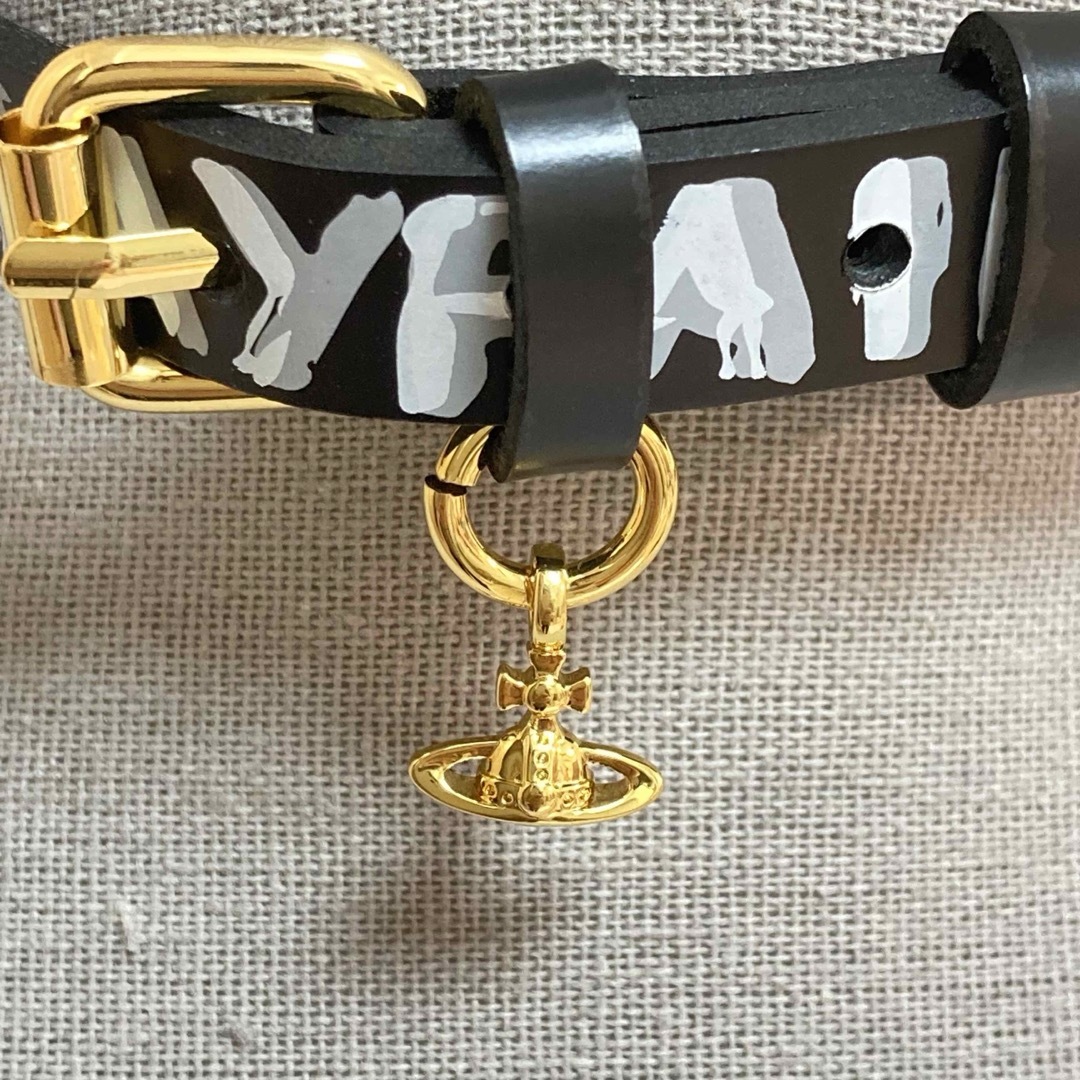 Vivienne Westwood(ヴィヴィアンウエストウッド)のヴィヴィアン　英字チョーカー　ゴールド レディースのアクセサリー(ネックレス)の商品写真