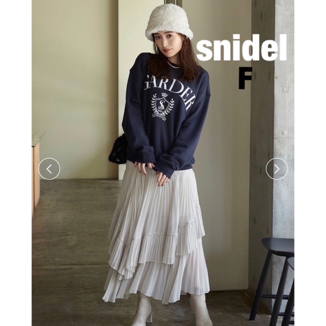 SNIDEL(スナイデル)のスナイデル snidel エンブレムロゴスウェット　ネイビー　フリー★新品 レディースのトップス(トレーナー/スウェット)の商品写真