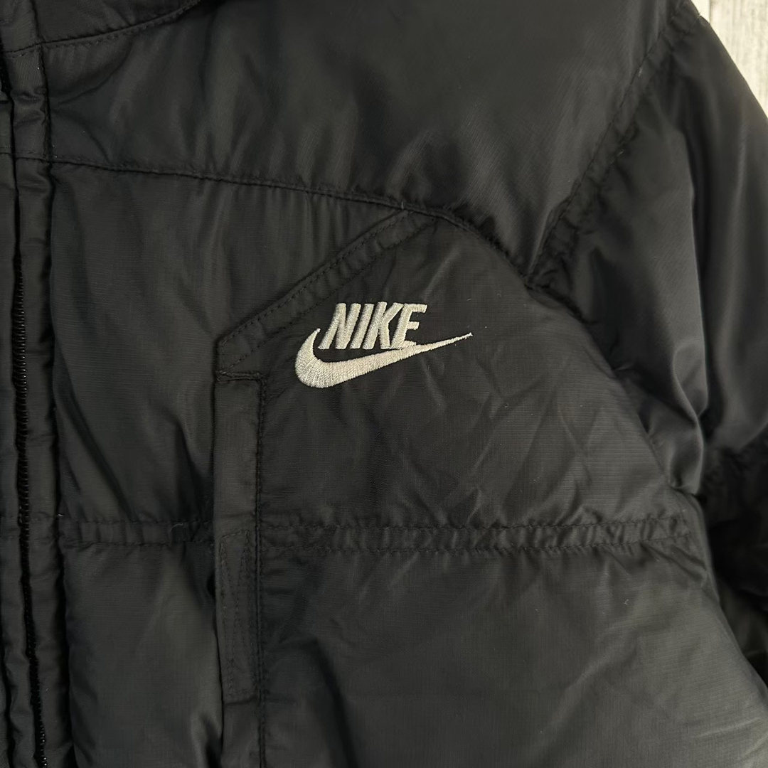 NIKE ナイキ ダウンジャケット 刺繍ロゴ ワンポイントロゴ 肉厚 フード
