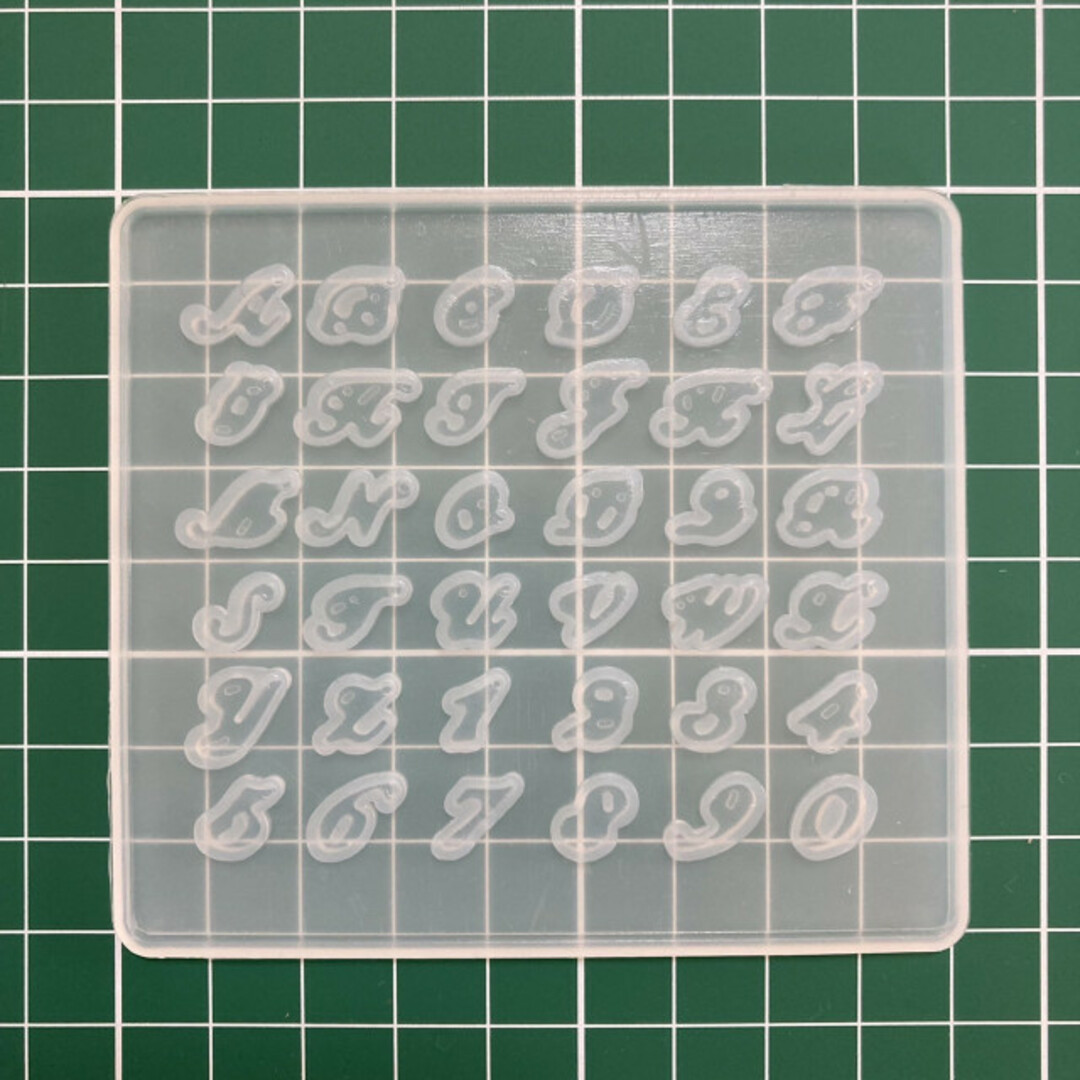 シリコンモールド 筆記体 英語 アルファベット レジン ハンドメイド 文字 数字 ハンドメイドの素材/材料(型紙/パターン)の商品写真