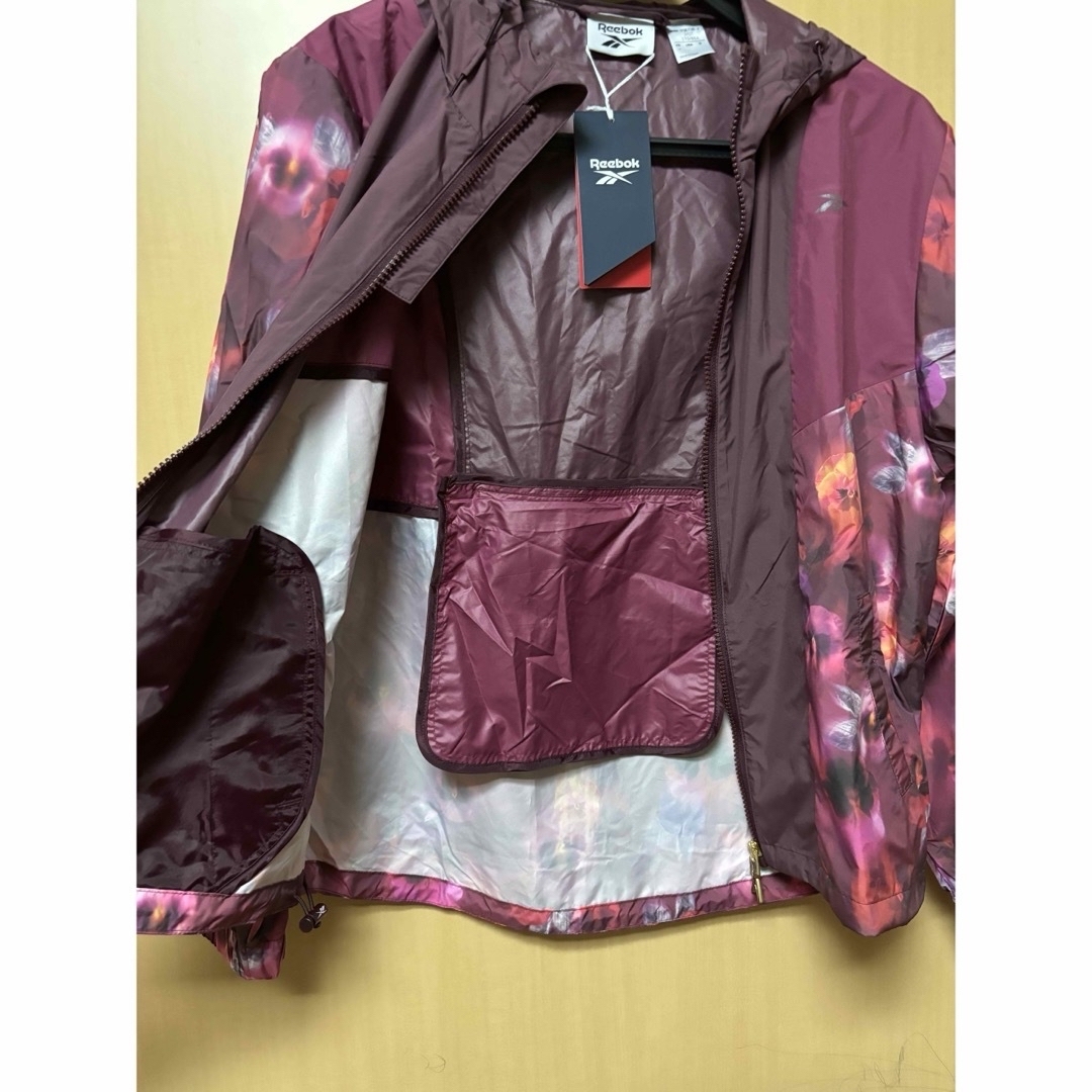 Reebok(リーボック)の緊急値下げ　リーボック　花柄ウインドブレーカー レディースのジャケット/アウター(ナイロンジャケット)の商品写真
