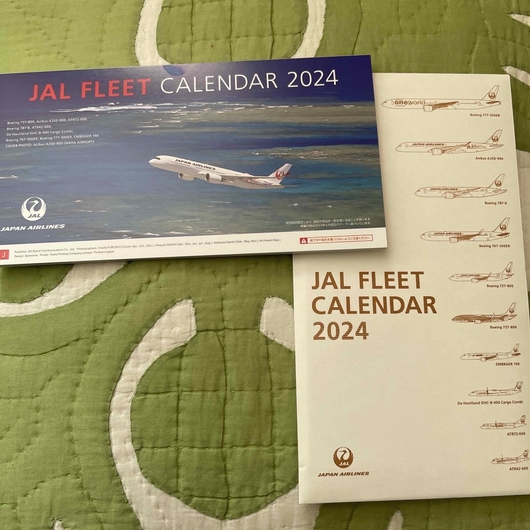 JAL(日本航空)(ジャル(ニホンコウクウ))のJAL フライトカレンダー2024 卓上 インテリア/住まい/日用品の文房具(カレンダー/スケジュール)の商品写真