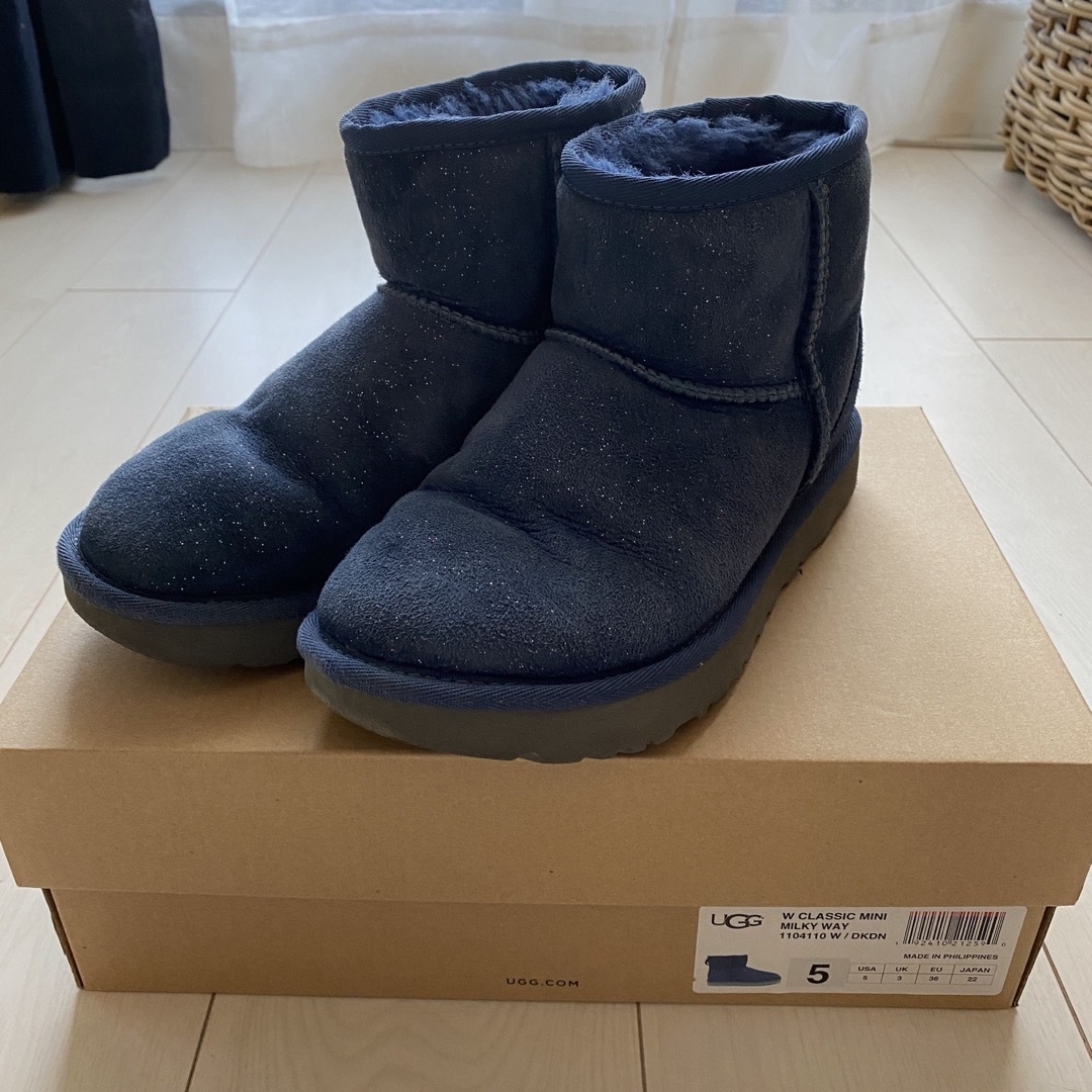 UGG(アグ)のUGG ムートンブーツ22㎝ アグ 正規品 キッズ ネイビーラメ ショート丈 キッズ/ベビー/マタニティのキッズ靴/シューズ(15cm~)(ブーツ)の商品写真