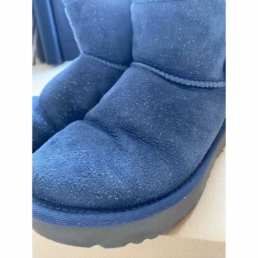 UGG(アグ)のUGG ムートンブーツ22㎝ アグ 正規品 キッズ ネイビーラメ ショート丈 キッズ/ベビー/マタニティのキッズ靴/シューズ(15cm~)(ブーツ)の商品写真