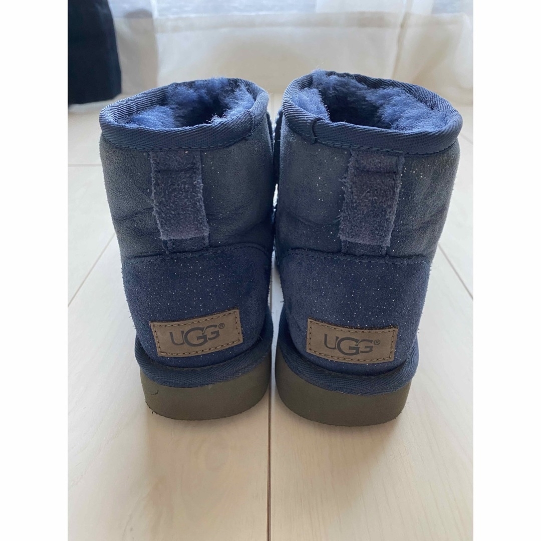 UGG(アグ)のUGG ムートンブーツ22㎝ アグ 正規品 キッズ ネイビーラメ ショート丈 キッズ/ベビー/マタニティのキッズ靴/シューズ(15cm~)(ブーツ)の商品写真