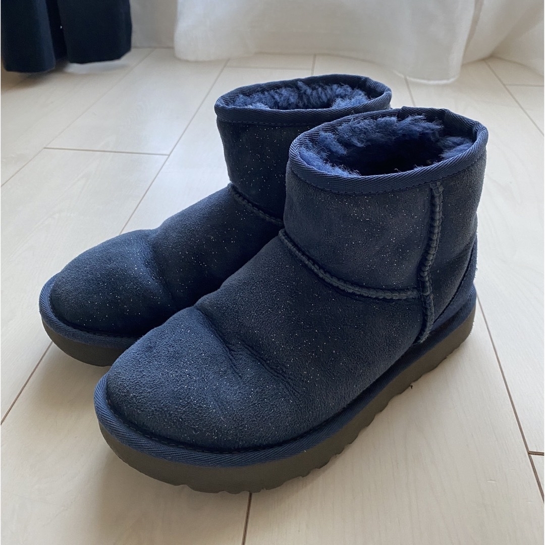 UGG(アグ)のUGG ムートンブーツ22㎝ アグ 正規品 キッズ ネイビーラメ ショート丈 キッズ/ベビー/マタニティのキッズ靴/シューズ(15cm~)(ブーツ)の商品写真