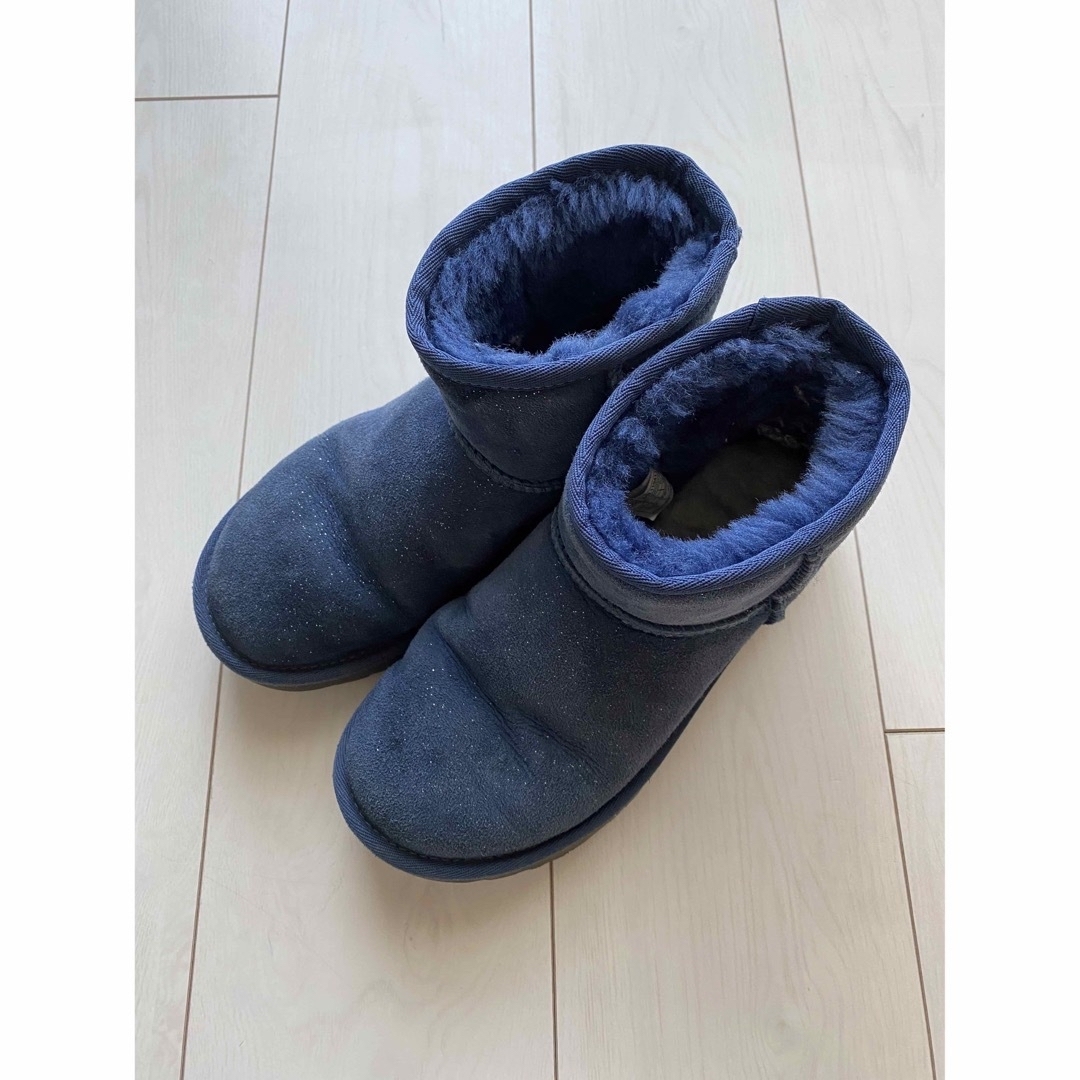 UGG(アグ)のUGG ムートンブーツ22㎝ アグ 正規品 キッズ ネイビーラメ ショート丈 キッズ/ベビー/マタニティのキッズ靴/シューズ(15cm~)(ブーツ)の商品写真