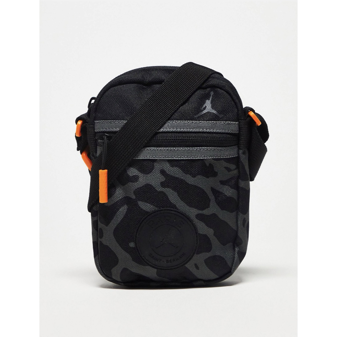 Jordan Brand（NIKE）(ジョーダン)の最新 ジョーダン パリ サンジェルマン クロスボディ バッグ  ブラック メンズのバッグ(ボディーバッグ)の商品写真