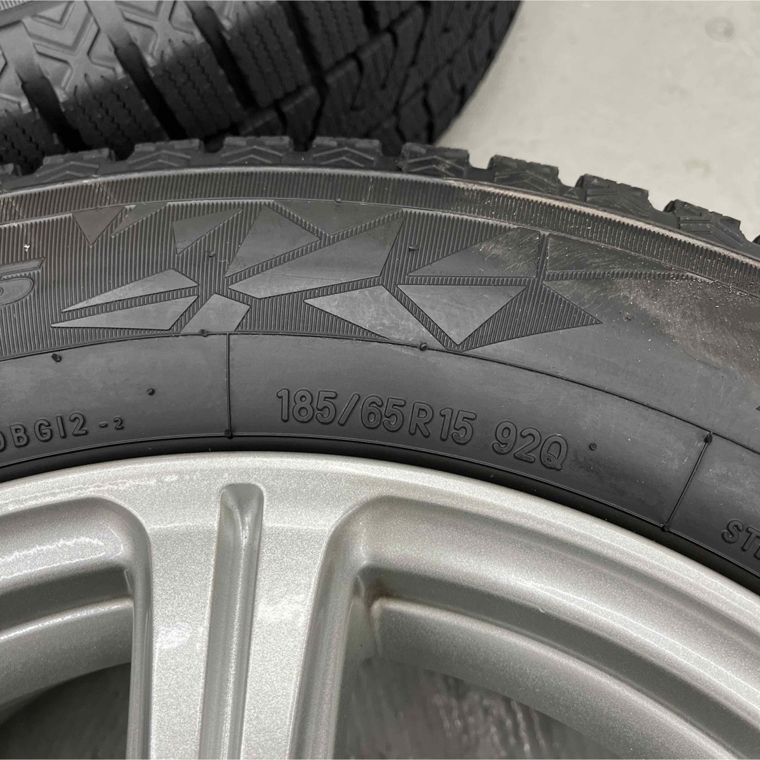 トーヨータイヤ(トーヨータイヤ)のトヨタカローラフィールダースタッドレスタイヤホイル付185/65R15 自動車/バイクの自動車(タイヤ・ホイールセット)の商品写真